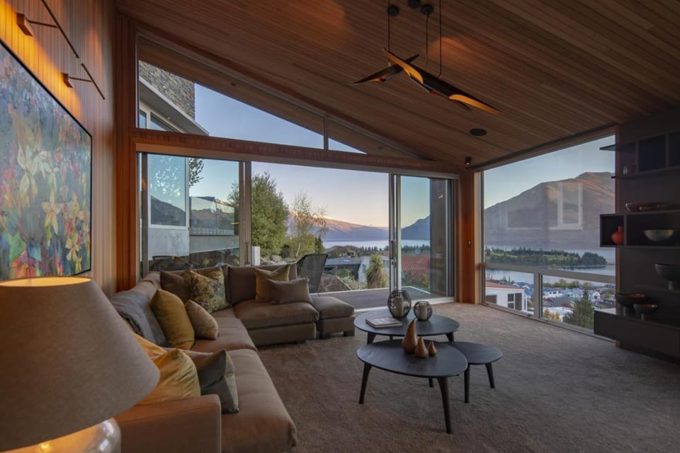 Ladena by MajorDomo - Luxurious Villa near Central Queenstown Villa in Queenstown