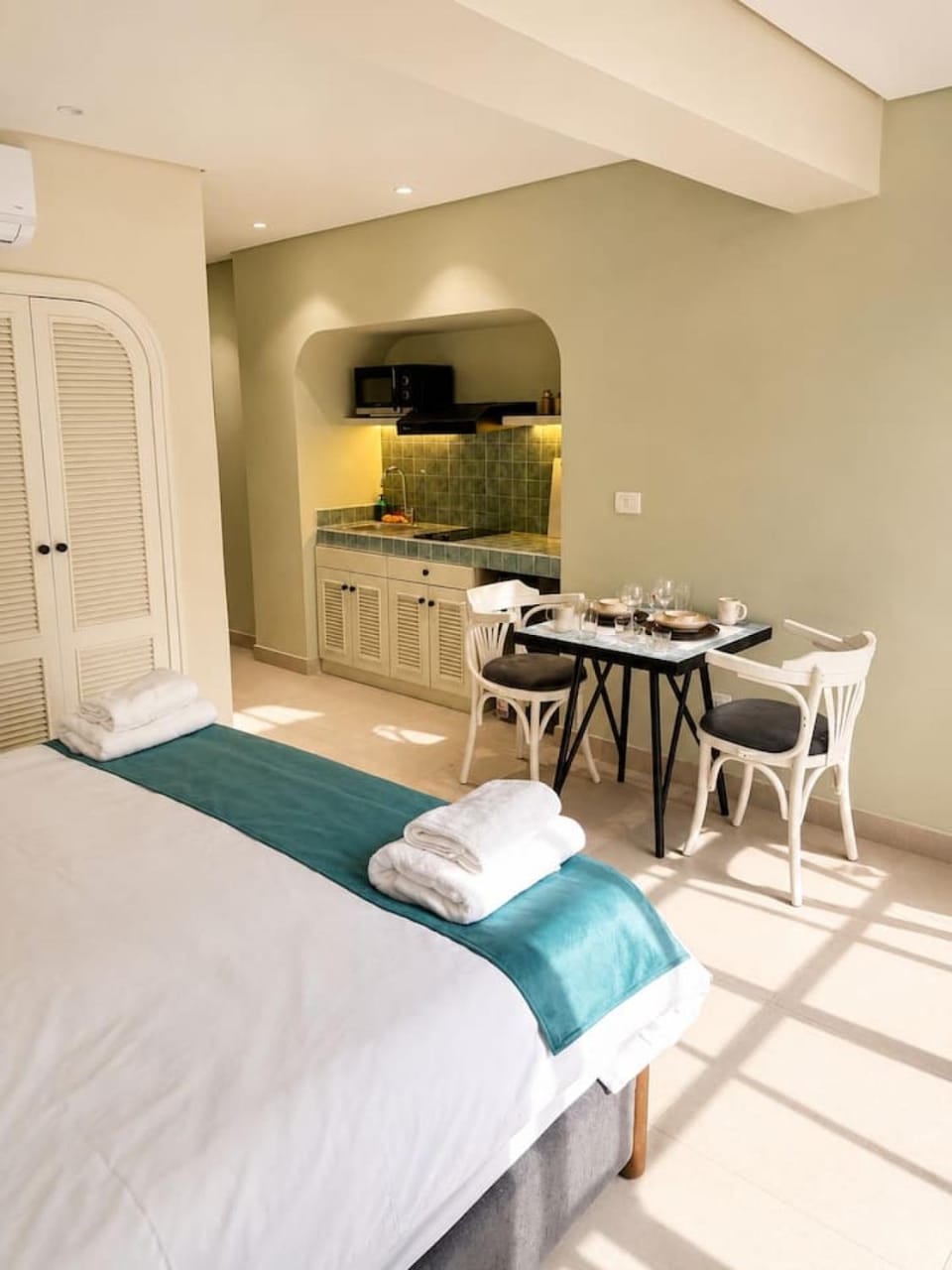 Bed, Kitchen or kitchenette, Seating area, Dining area, Bedroom