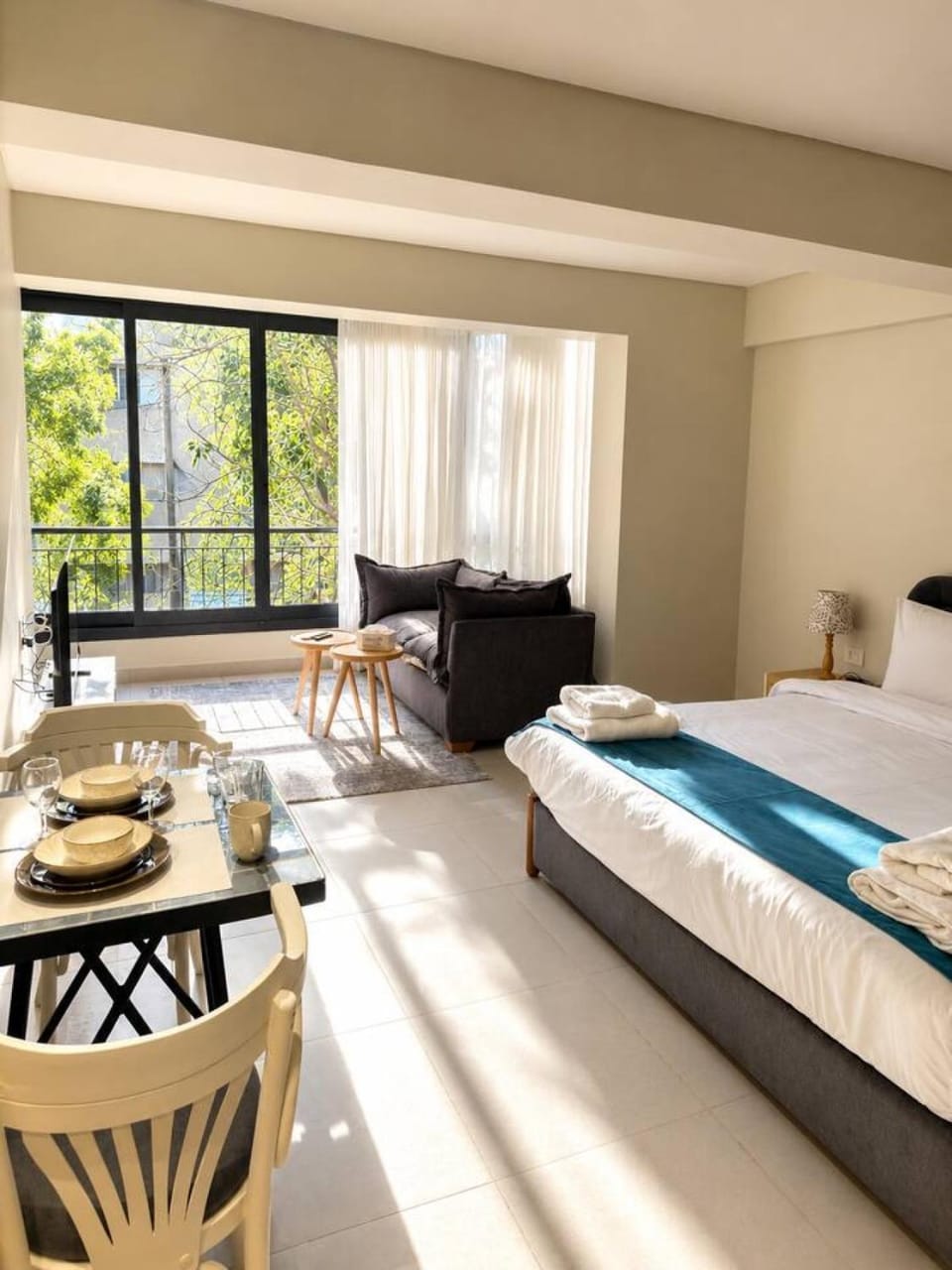 Bed, Photo of the whole room, Seating area, Dining area, Bedroom