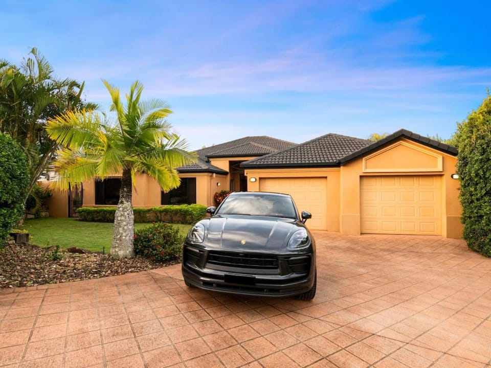 Artistic Retreat - Privacy Pool Patio WFH Perfect House in Brisbane