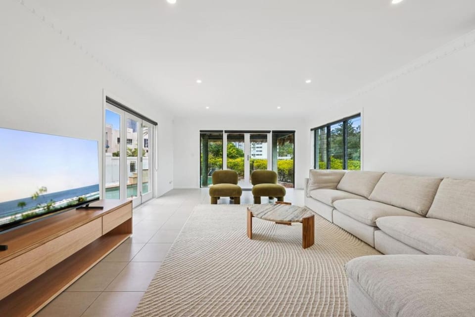 Luxury home on the water House in Surfers Paradise