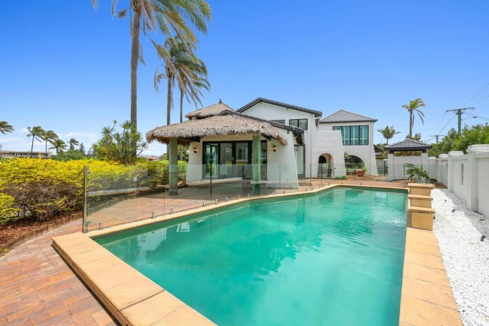 Luxury home on the water House in Surfers Paradise