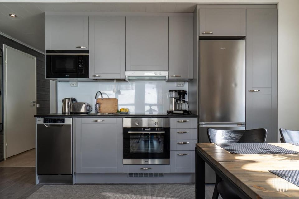 Kitchen or kitchenette, dishwasher, oven
