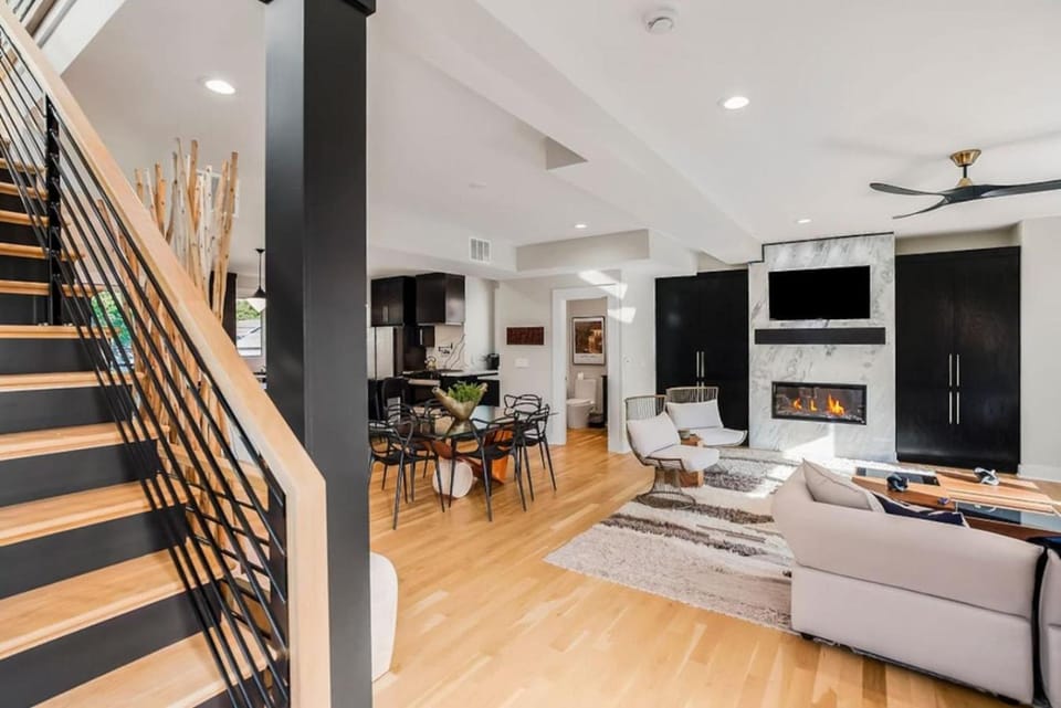 Private Ultra Modern Mansion - Country Club Plaza House in West Plaza