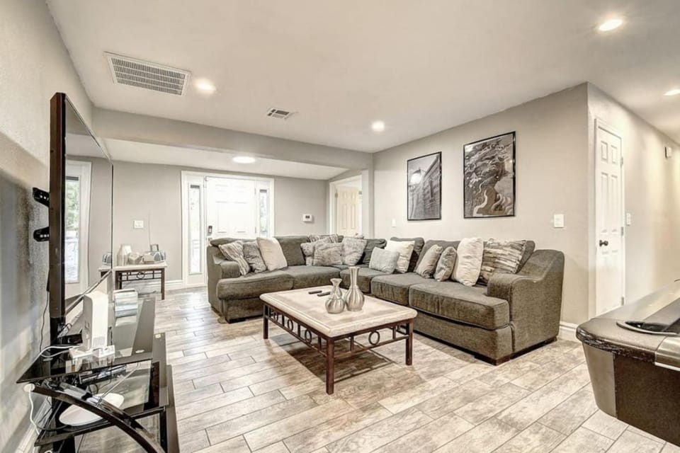 Massive 19BR Phoenix Estate Private Pool and Hot Tub Sleeps 32 Pet-Friendly House in Phoenix