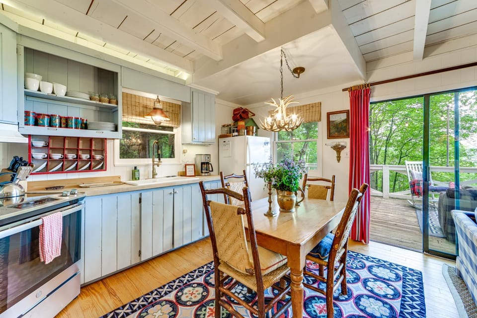 'Hemlock Hideaway' w/ Deck + Lake Glenville Views House in Lake Glenville