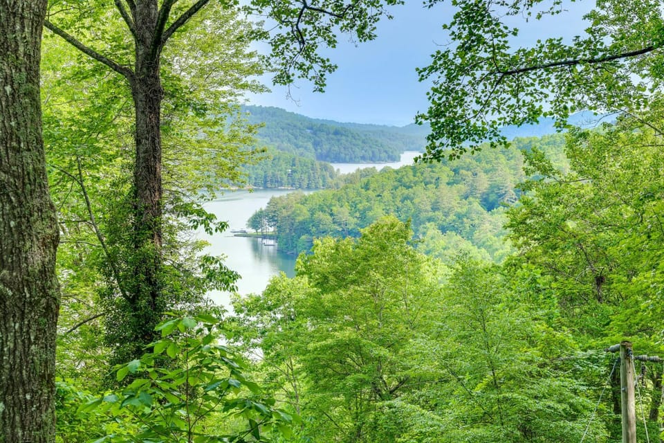 'Hemlock Hideaway' w/ Deck + Lake Glenville Views House in Lake Glenville