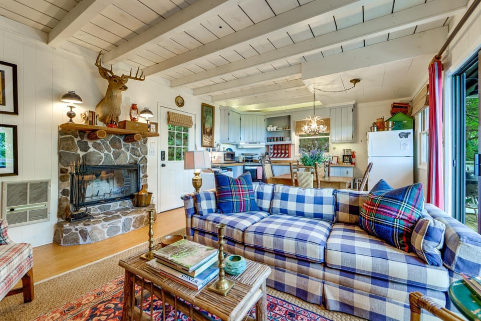 'Hemlock Hideaway' w/ Deck + Lake Glenville Views House in Lake Glenville