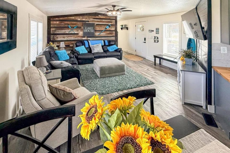 Buttercup Lake House House in Garden City
