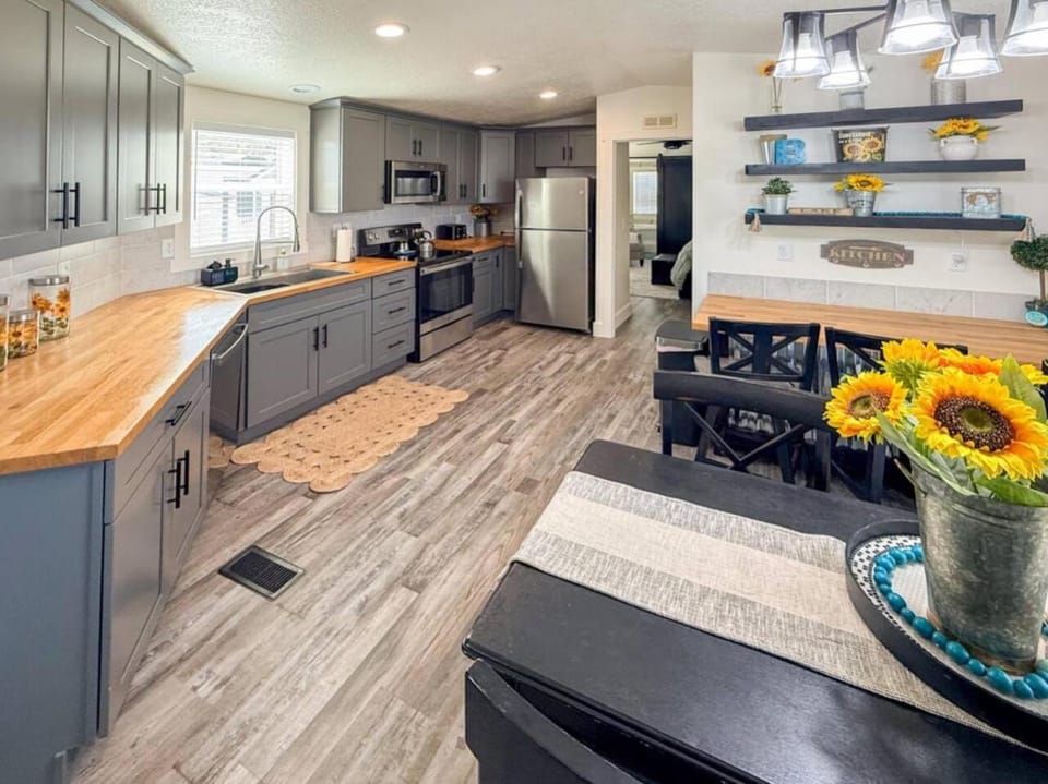 Buttercup Lake House House in Garden City