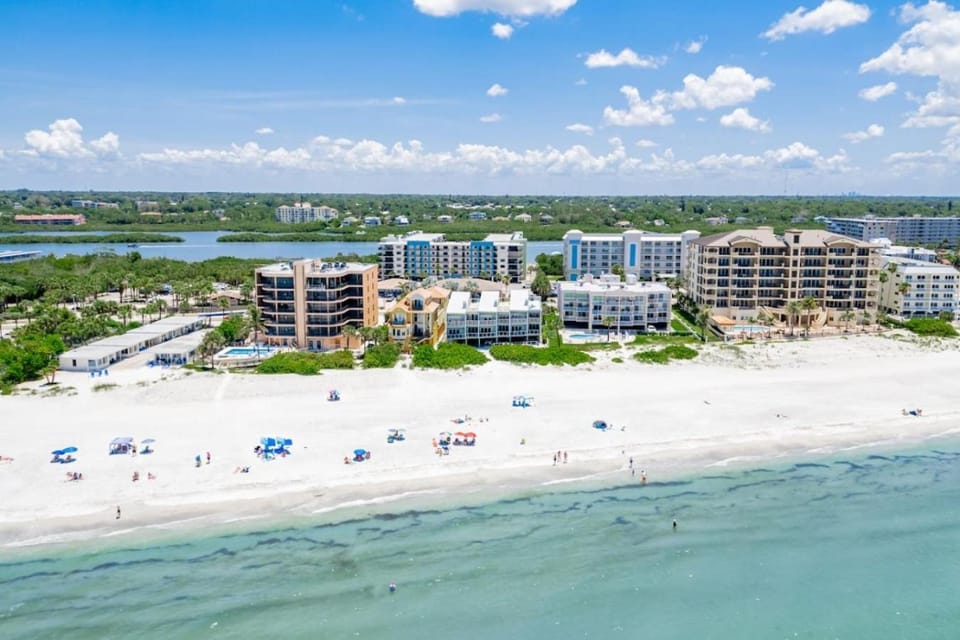2BR - Coastal Condo, Steps to Beach, Ocean Views Apartment in Indian Shores