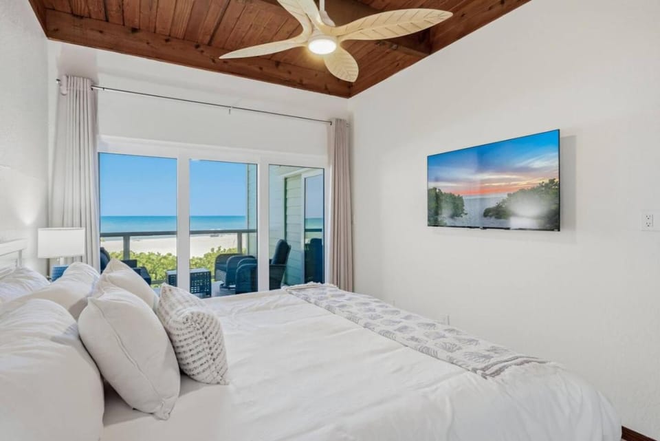 2BR - Coastal Condo, Steps to Beach, Ocean Views Apartment in Indian Shores