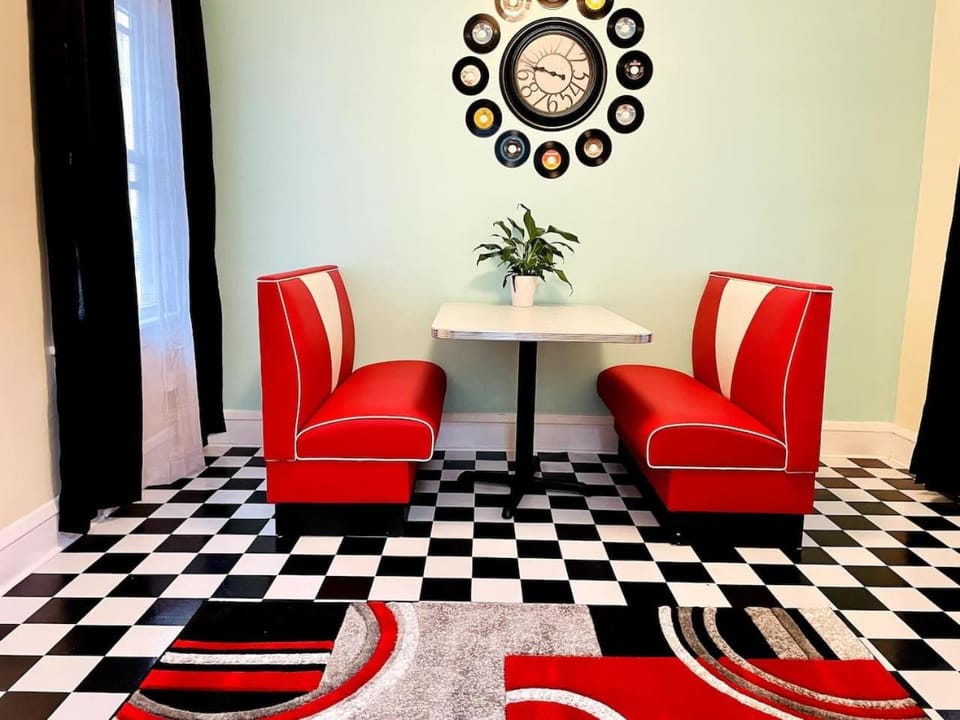 Retro Nostalgic Condo in the heart of Lakewood House in Lakewood