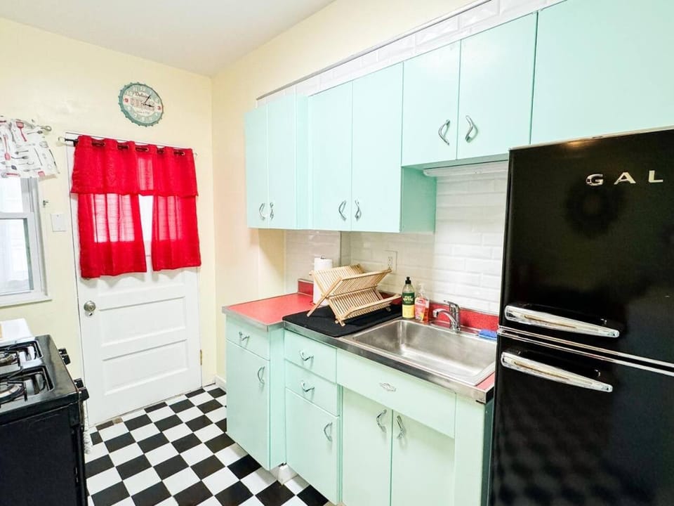 Retro Nostalgic Condo in the heart of Lakewood House in Lakewood
