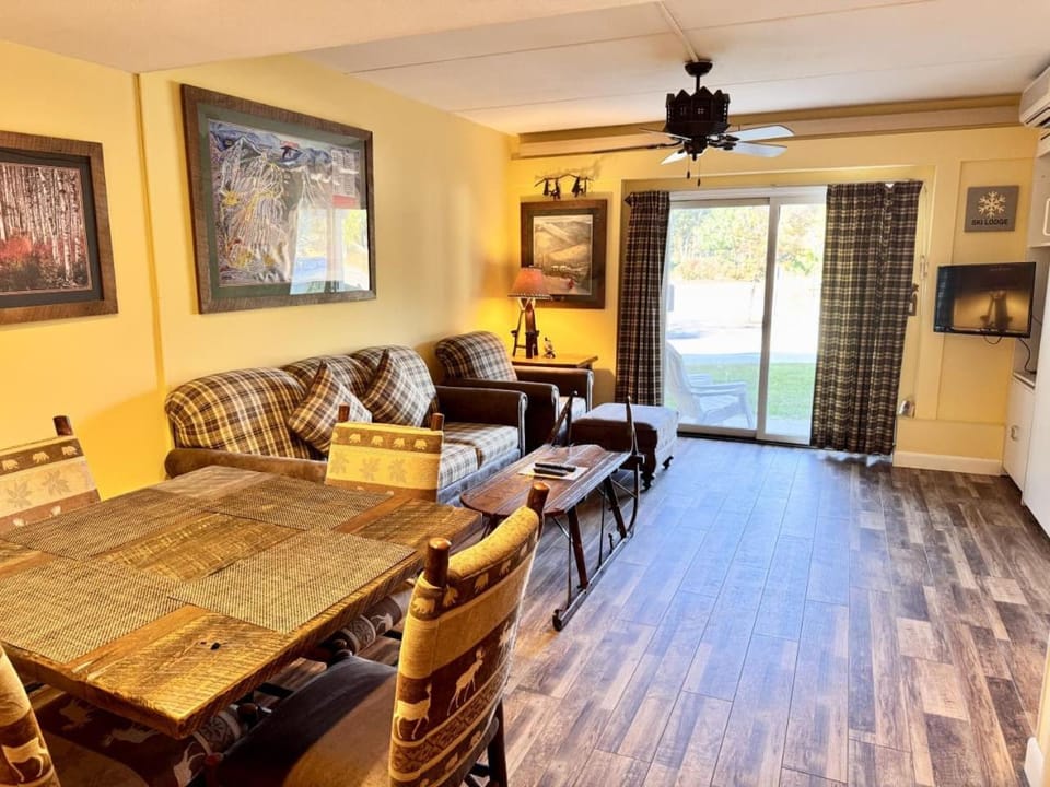 One Bedroom Apartment with Two Bathrooms Sleeps 6 at Rivergreen Resort Apartment in Woodstock