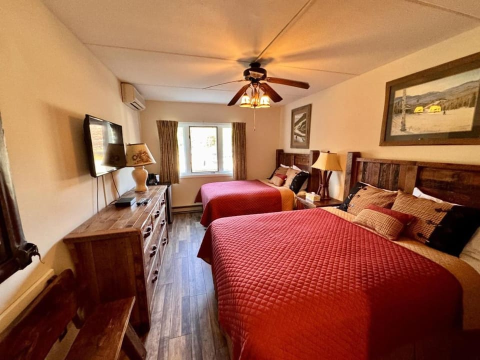 One Bedroom Apartment with Two Bathrooms Sleeps 6 at Rivergreen Resort Apartment in Woodstock