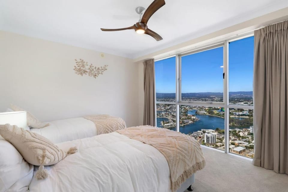 Luxury 3 Bedroom with Ocean and Hinterland views Apartment in Surfers Paradise