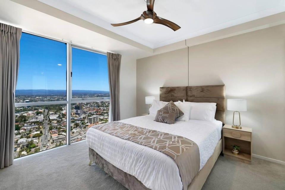 Luxury 3 Bedroom with Ocean and Hinterland views Apartment in Surfers Paradise