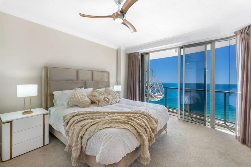 Luxury 3 Bedroom with Ocean and Hinterland views Apartment in Surfers Paradise