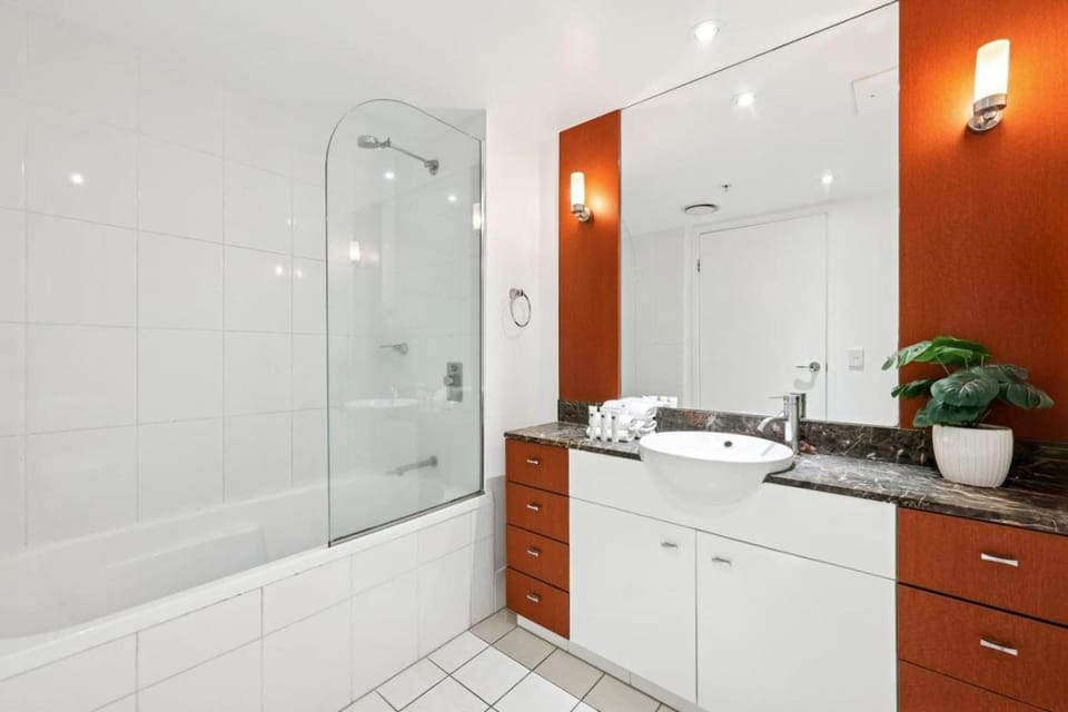 Elevated Escape Apartment in Surfers Paradise