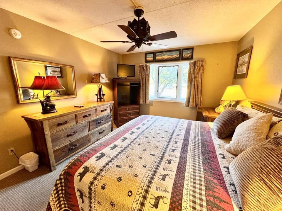 Bed, TV and multimedia, Bedroom