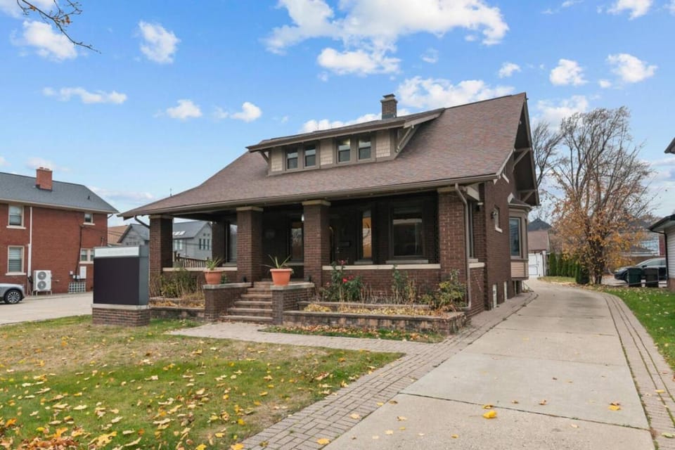 Fully Equipped Dearborn Home House in Dearborn Heights