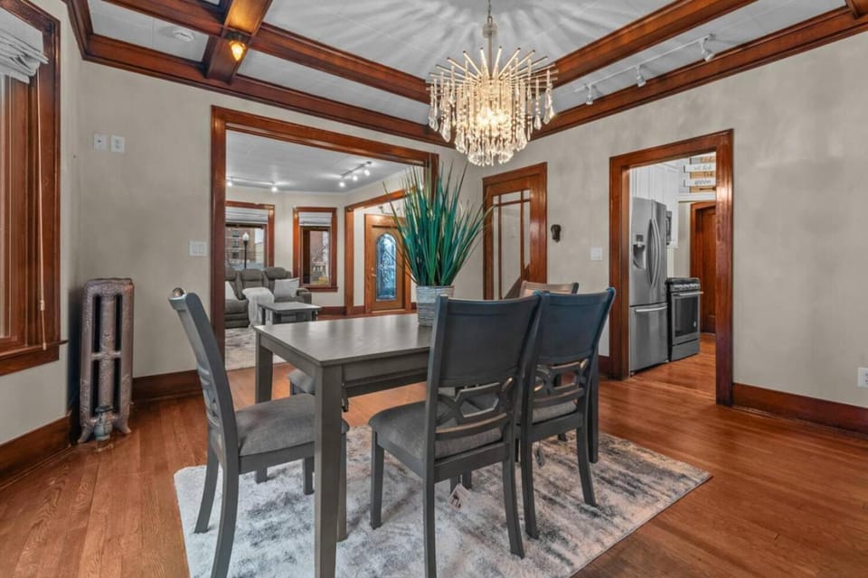 Fully Equipped Dearborn Home House in Dearborn Heights