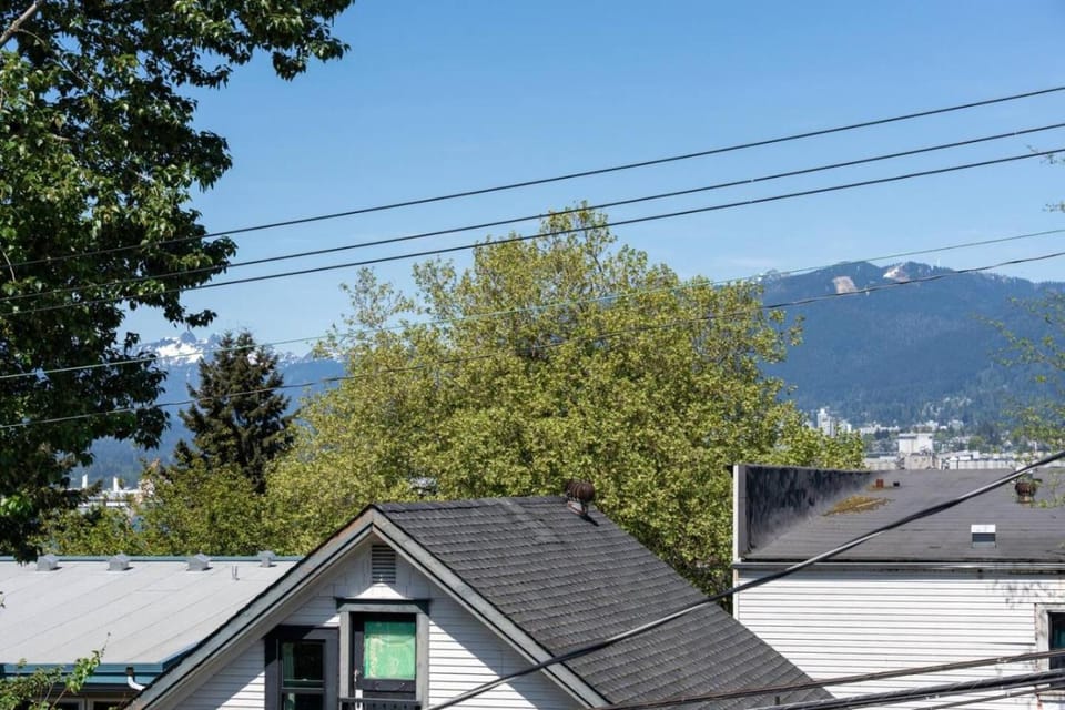 Ultra-Comfy Top Floor 1BR with Pull-Out Sofa Apartment in Vancouver