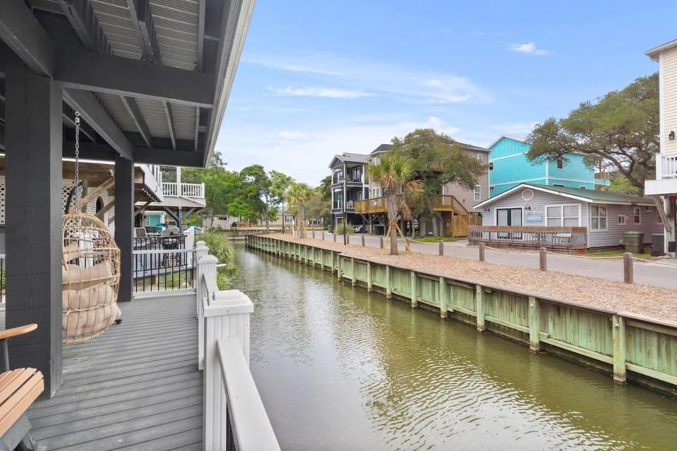 1005 at Ocean Lakes - Steps to Sand, Ocean Views, Water Park and Golf Cart House in South Carolina