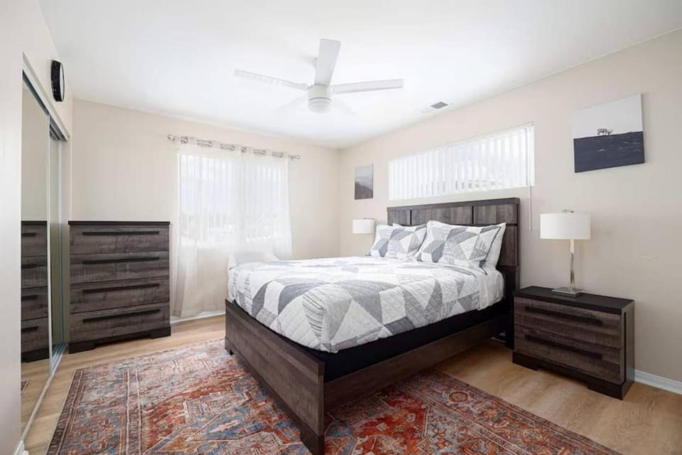 3BR Fire Pit Bunks Sleeps 10 Pets OK House in Bonita