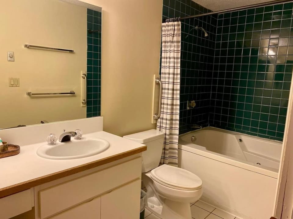 One Bedroom Apartment Sleeps 6 with Balcony at Rivergreen Resort Apartment in Woodstock