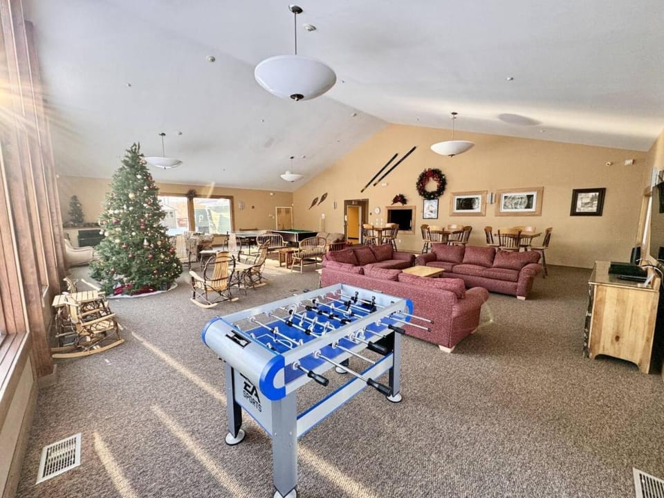 One Bedroom Apartment Sleeps 6 with Balcony at Rivergreen Resort Apartment in Woodstock