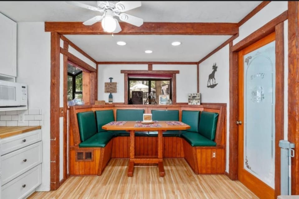 Lake Arrowhead Mountain Retreat With Pool Table Near Village And Hiking House in Twin Peaks