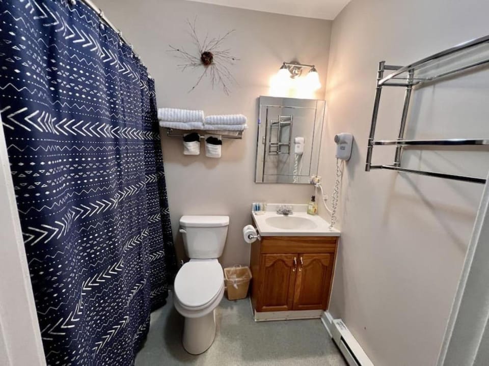 Studio with Balcony, Pool and Hot Tub, Walk to Dining House in Woodstock