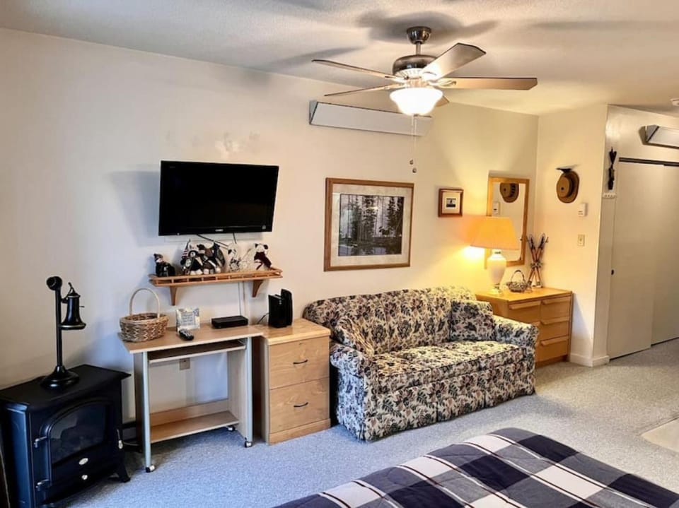 Studio with Balcony, Pool and Hot Tub, Walk to Dining House in Woodstock