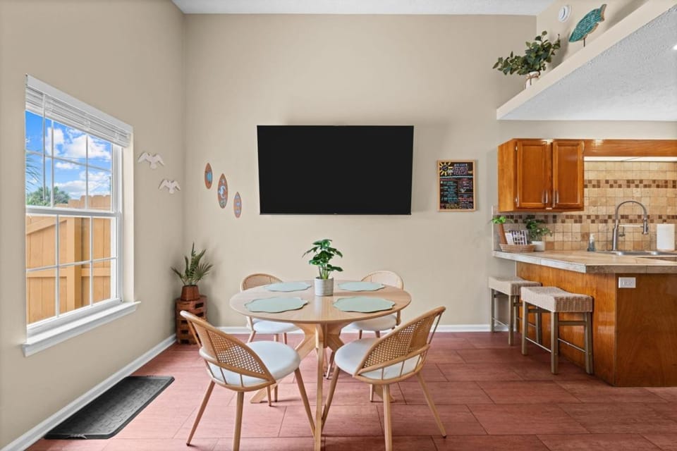 TV and multimedia, Kitchen or kitchenette, Living room, Seating area, Dining area, Evening entertainment