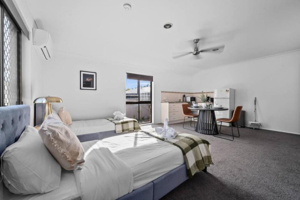 Cozy Self-Contained Hospital Train and Shop Nearby House in Brisbane