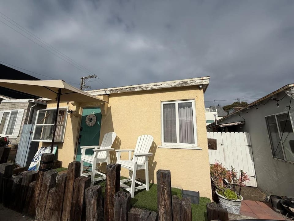 Entire Cottage Steps from Beach and Bay with deck Country House in Mission Beach