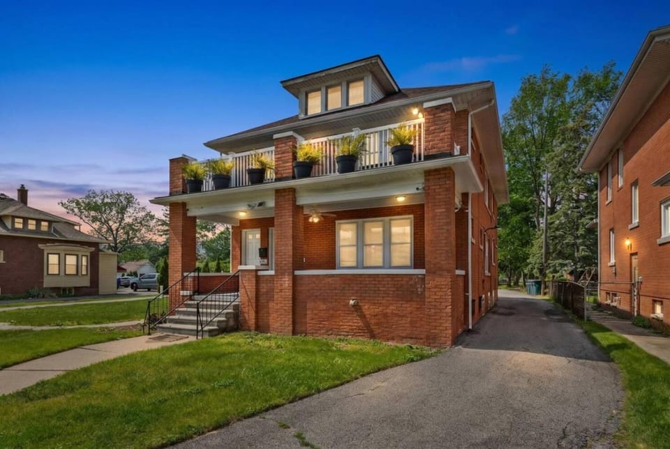 2 BR - Fully Equipped Dearborn Home House in Dearborn Heights