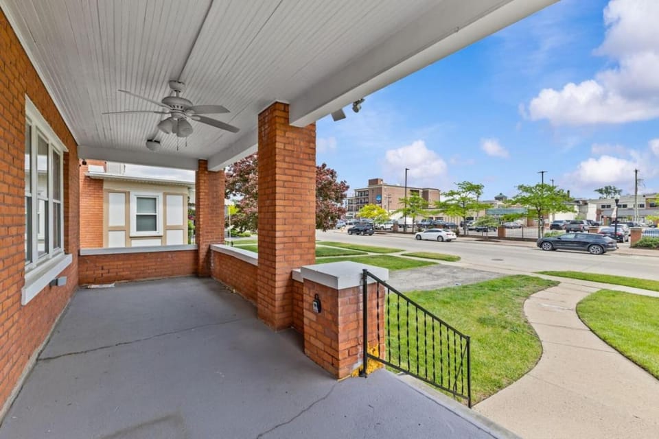 2 BR - Fully Equipped Dearborn Home House in Dearborn Heights
