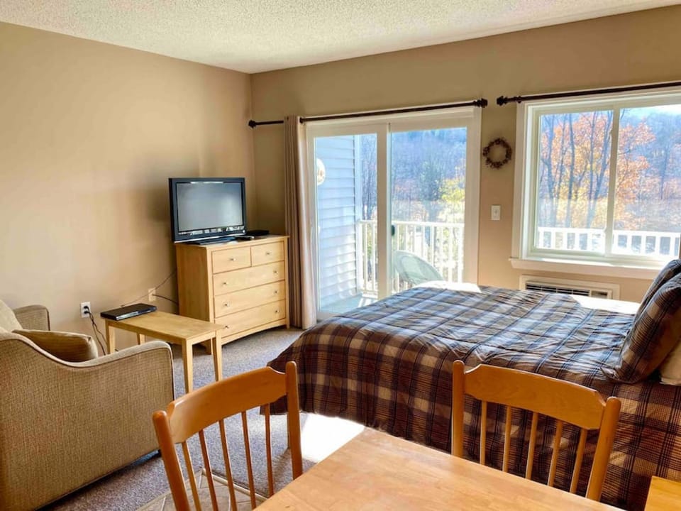Studio with River View, Pool and Hot Tub near Loon Mountain House in Woodstock