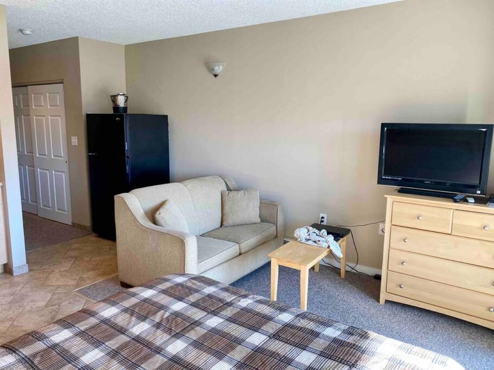 Studio with River View, Pool and Hot Tub near Loon Mountain House in Woodstock
