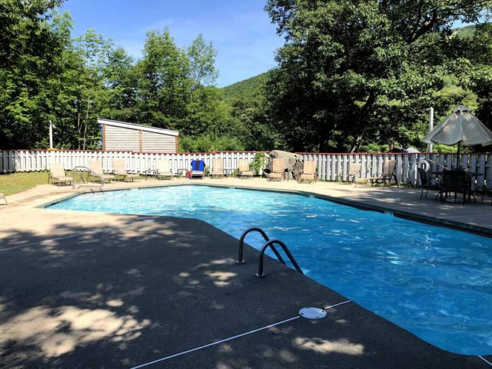 Cozy Studio, Walk to Loon Mountain, Indoor Pool & Hot Tub House in Woodstock