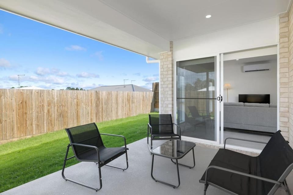 Modern 4BR Retreat Quiet GreenBank Big Backyard House in Brisbane