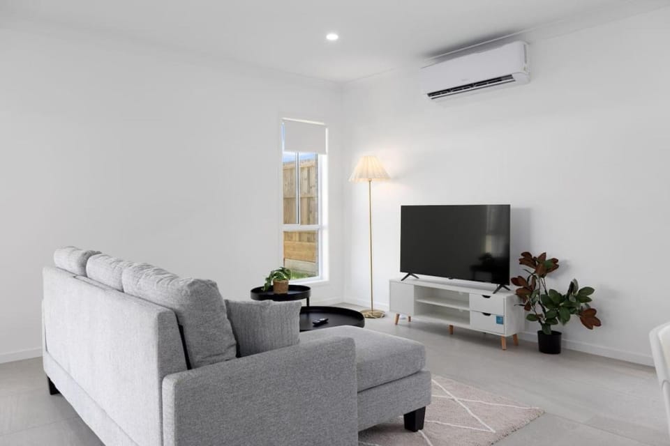 Modern 4BR Retreat Quiet GreenBank Big Backyard House in Brisbane