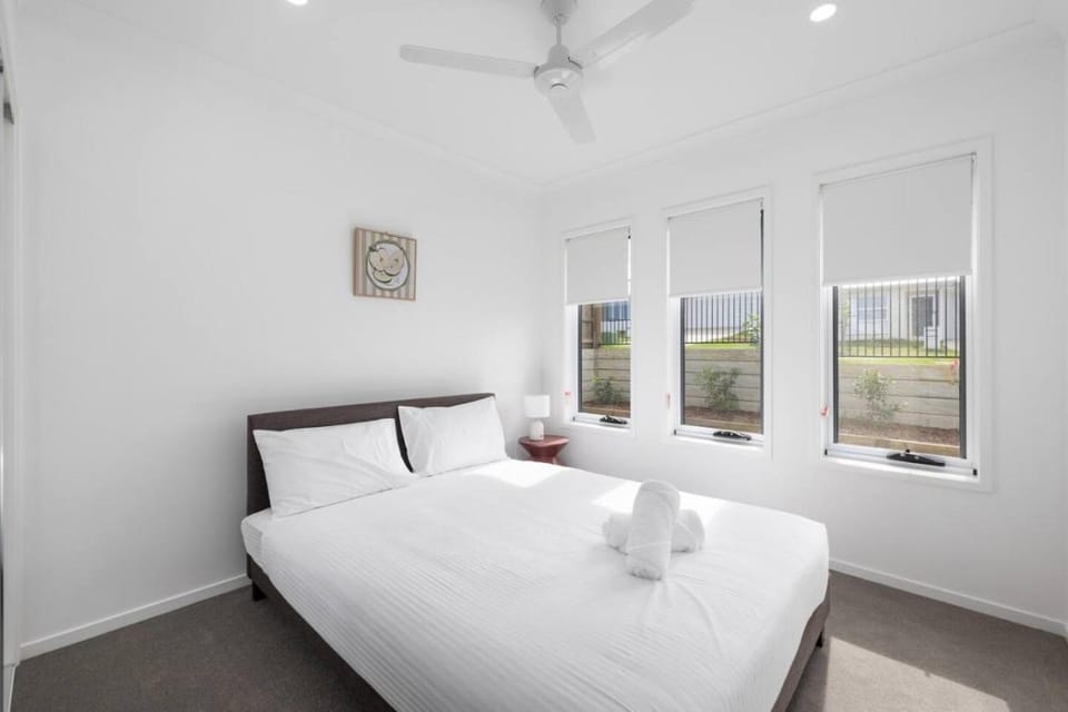 Modern 4BR Retreat Quiet GreenBank Big Backyard House in Brisbane