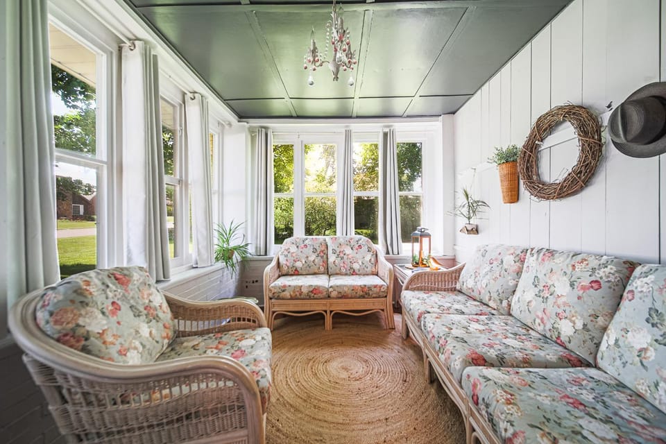 Facade/entrance, Seating area