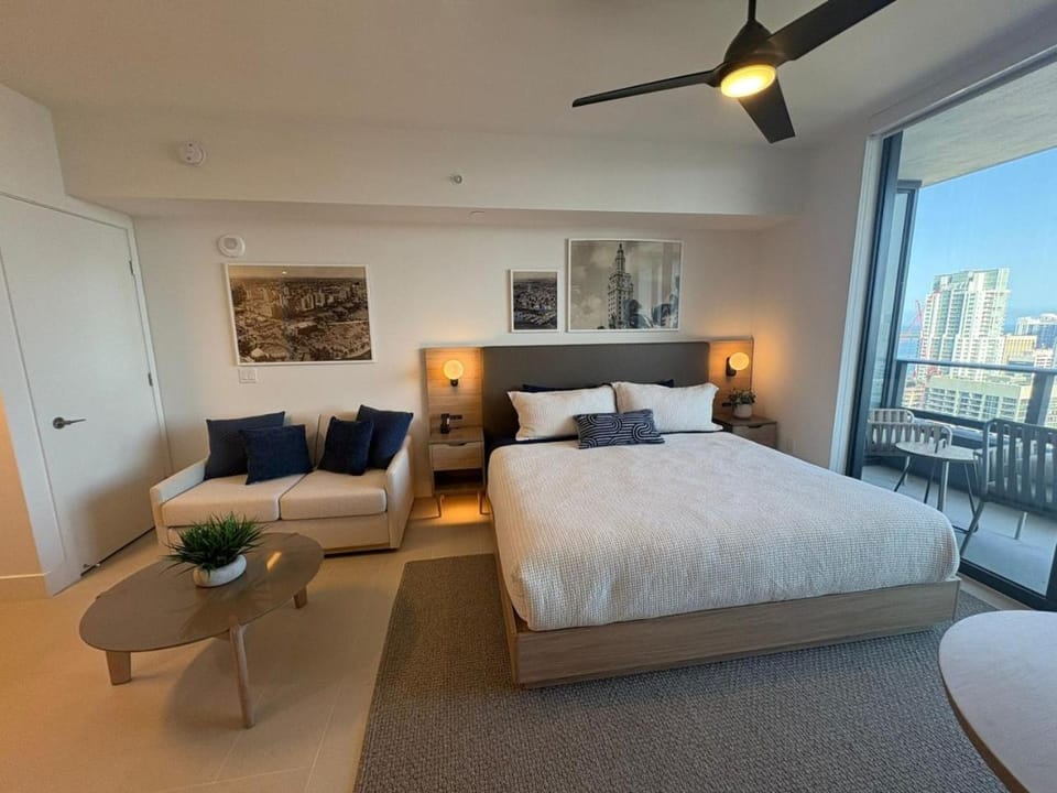 4010 Bright and Comfy Studio with Pool and Gym in Downtown Miami House in Miami