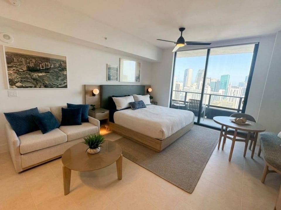 4010 Bright and Comfy Studio with Pool and Gym in Downtown Miami House in Miami