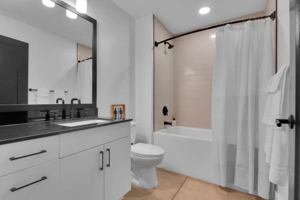 Shower, Toilet, Bathroom, Bath, towels
